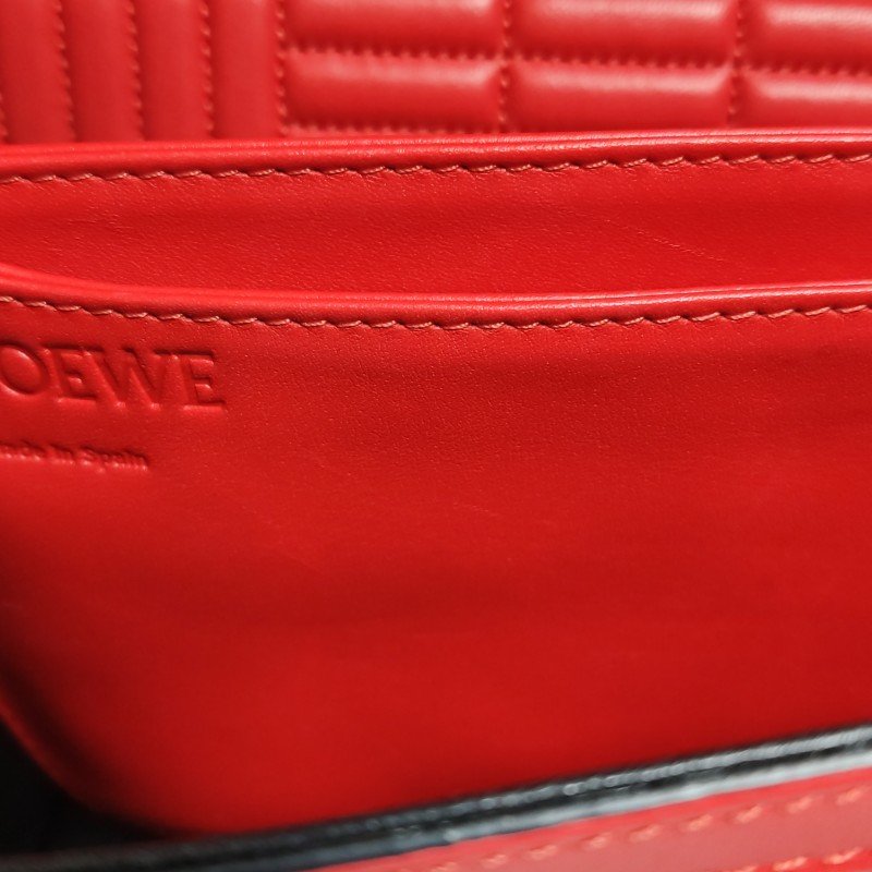 Loewe Barcelona 中號 羊皮純色三角形封扣斜挎包單肩包-9