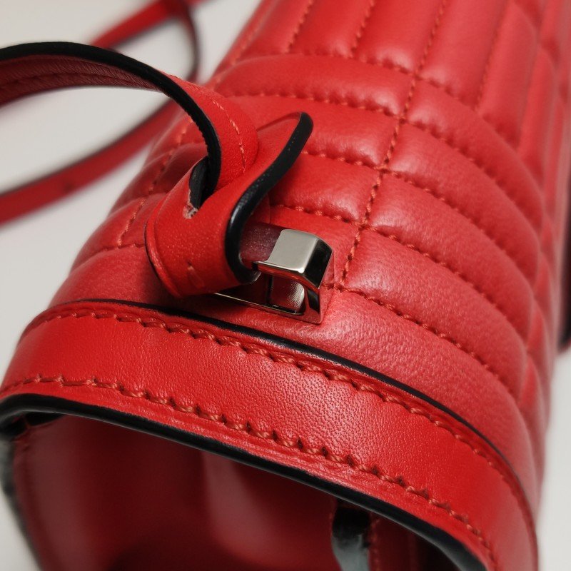 Loewe Barcelona 中號 羊皮純色三角形封扣斜挎包單肩包-12