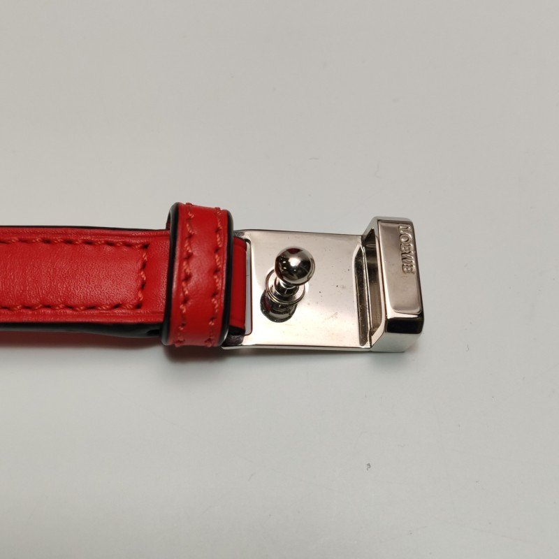 Loewe Barcelona 中號 羊皮純色三角形封扣斜挎包單肩包-13