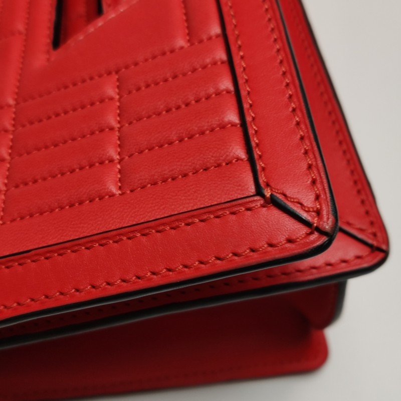 Loewe Barcelona 中號 羊皮純色三角形封扣斜挎包單肩包-17