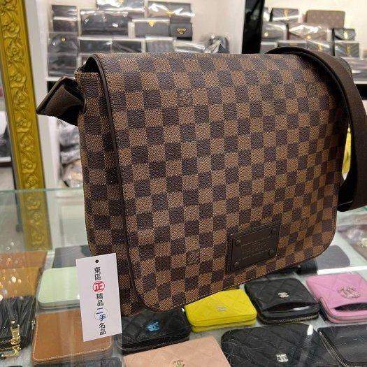 東區正精品㊣ LV N51211 咖啡色棋盤格紋鐵牌翻蓋包斜背包公事包中款 RZ6022-1