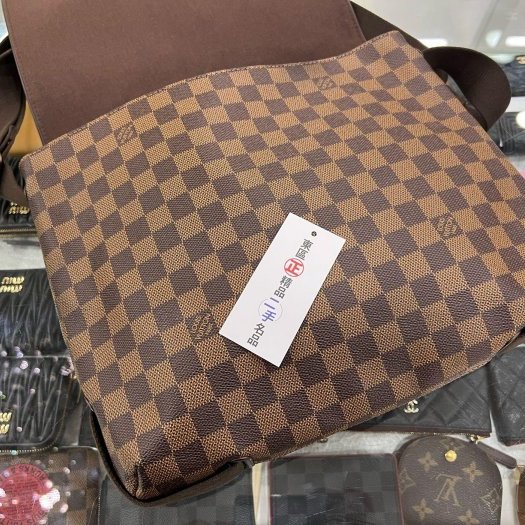 東區正精品㊣ LV N51211 咖啡色棋盤格紋鐵牌翻蓋包斜背包公事包中款 RZ6022-2