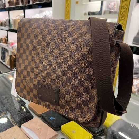 東區正精品㊣ LV N51211 咖啡色棋盤格紋鐵牌翻蓋包斜背包公事包中款 RZ6022-5