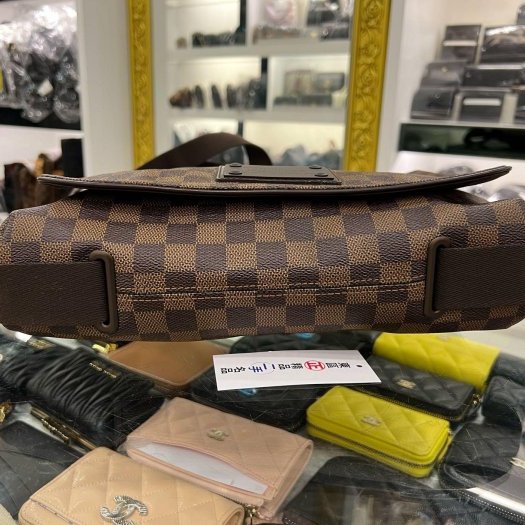 東區正精品㊣ LV N51211 咖啡色棋盤格紋鐵牌翻蓋包斜背包公事包中款 RZ6022-6