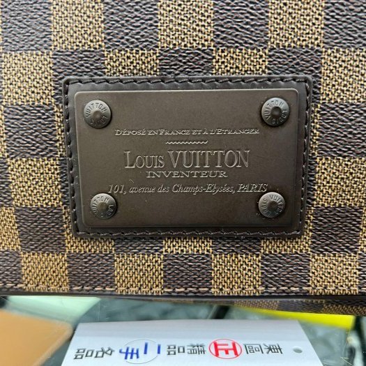 東區正精品㊣ LV N51211 咖啡色棋盤格紋鐵牌翻蓋包斜背包公事包中款 RZ6022-9