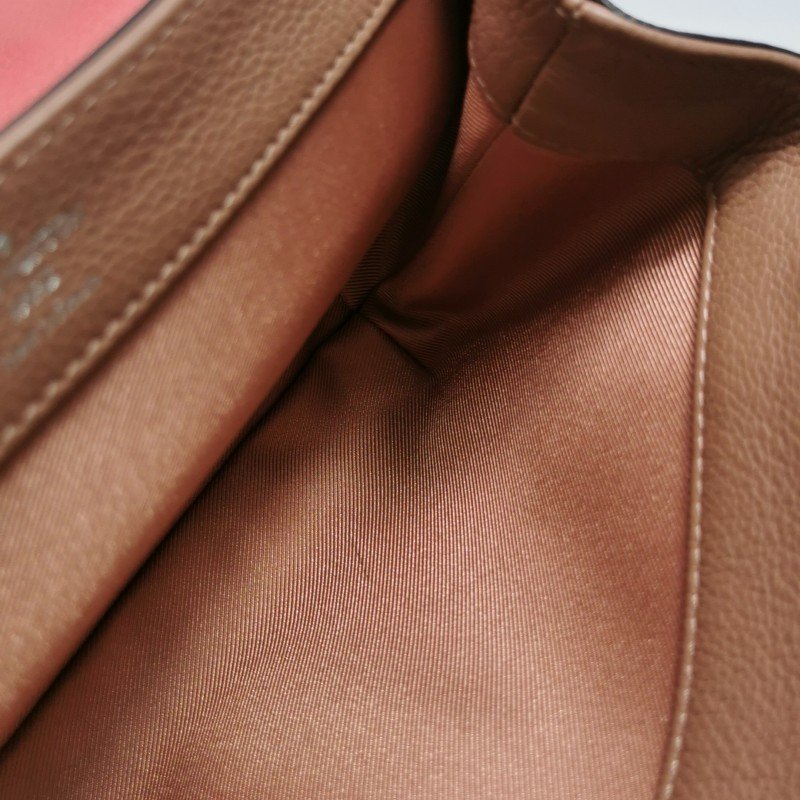 Louis Vuitton (LV) Lockme 牛皮拼色LV轉鎖斜挎包單肩包-9