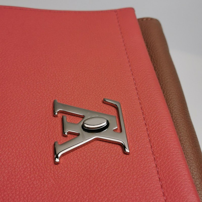 Louis Vuitton (LV) Lockme 牛皮拼色LV轉鎖斜挎包單肩包-11