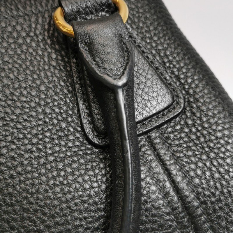 Prada 牛皮純色字母Logo三角徽標斜挎包單肩包-16