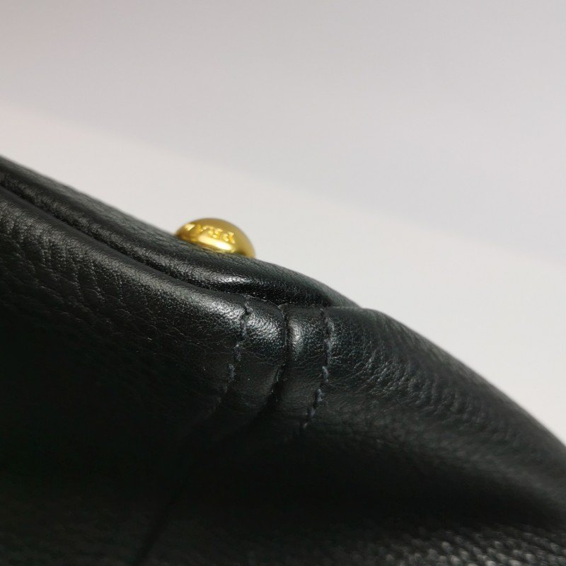 Prada 牛皮純色字母Logo三角徽標斜挎包單肩包-17