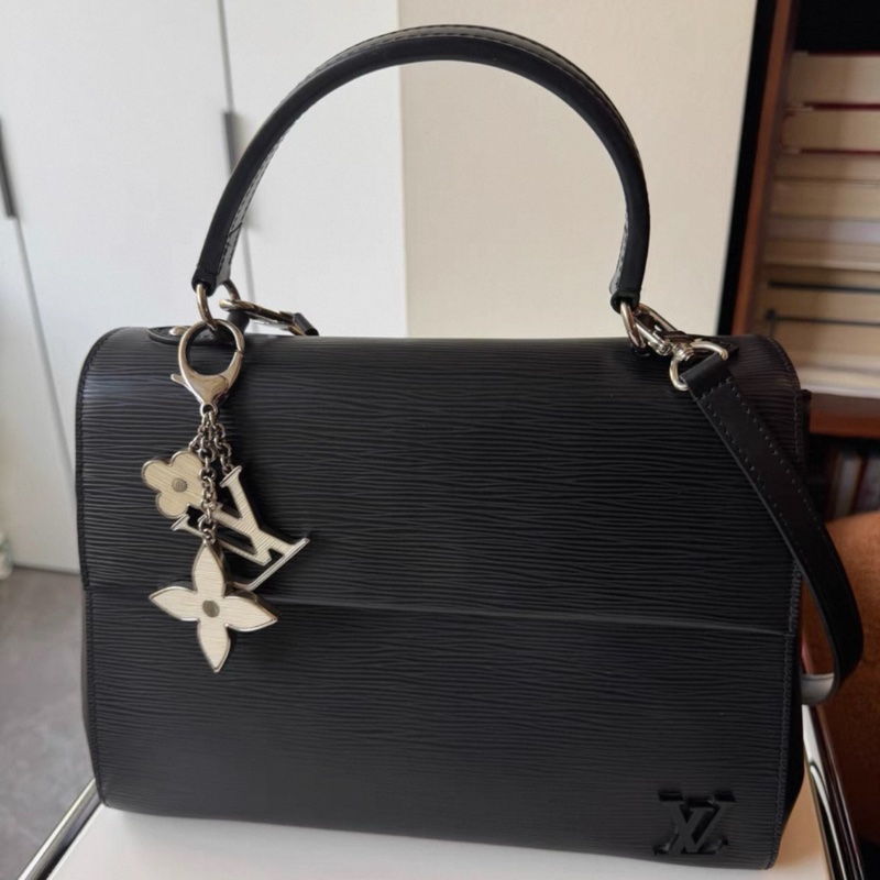 LV路易威登 Cluny克魯尼黑色水波紋手提包-0