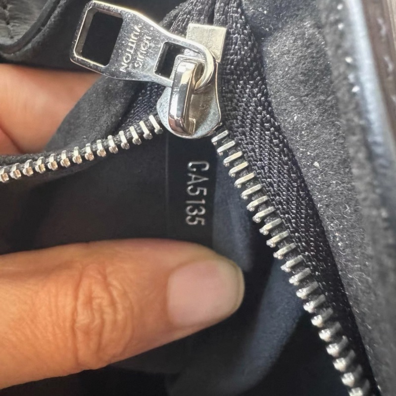 LV路易威登 Cluny克魯尼黑色水波紋手提包-8