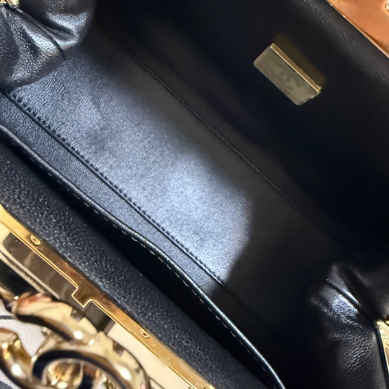 台灣很難買到不撞包Chanel 24S 黑金晚宴包（芯片）-10