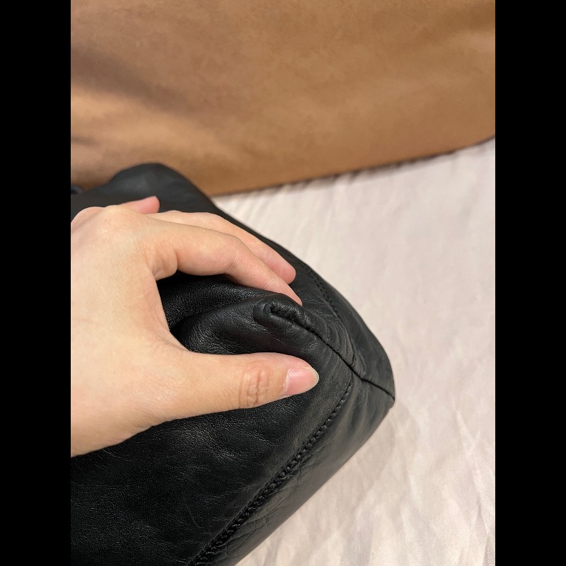 Loewe黑色肩背包-6