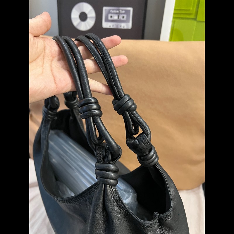 Loewe黑色肩背包-11