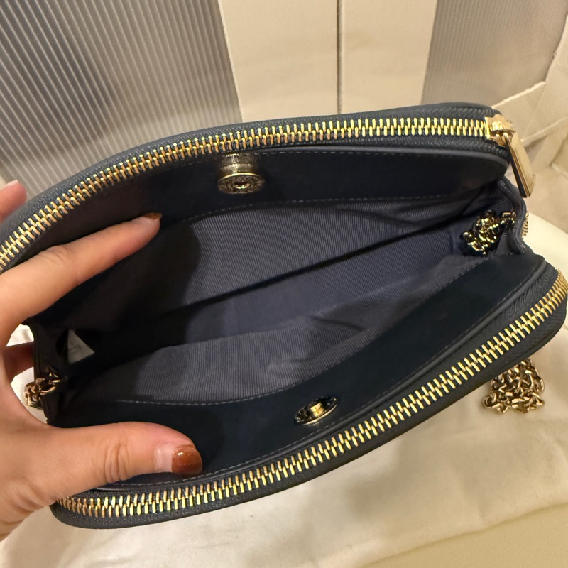 👛Furla 金鍊雙夾層磁吸金釦實用斜背包 (深墨綠)-2