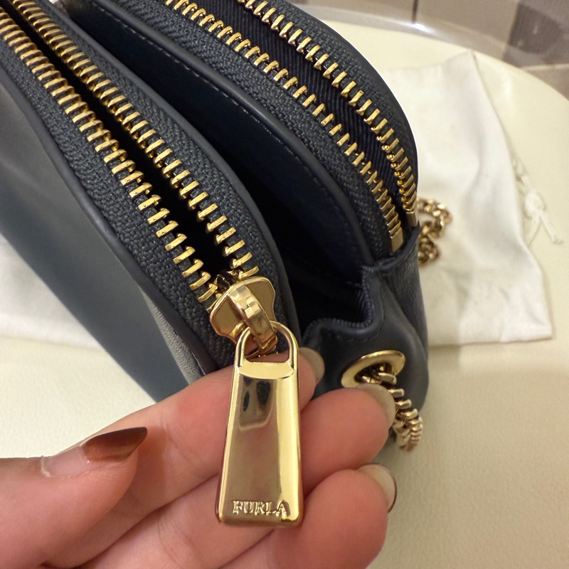 👛Furla 金鍊雙夾層磁吸金釦實用斜背包 (深墨綠)-14