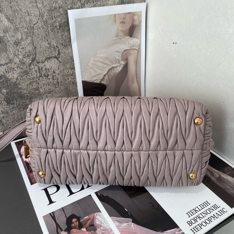 MIUMIU粉色褶皺羊皮手提包肩背包-3