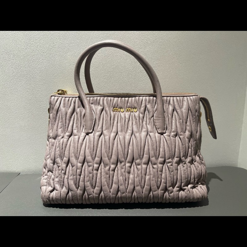 MIUMIU粉色褶皺羊皮手提包肩背包-5