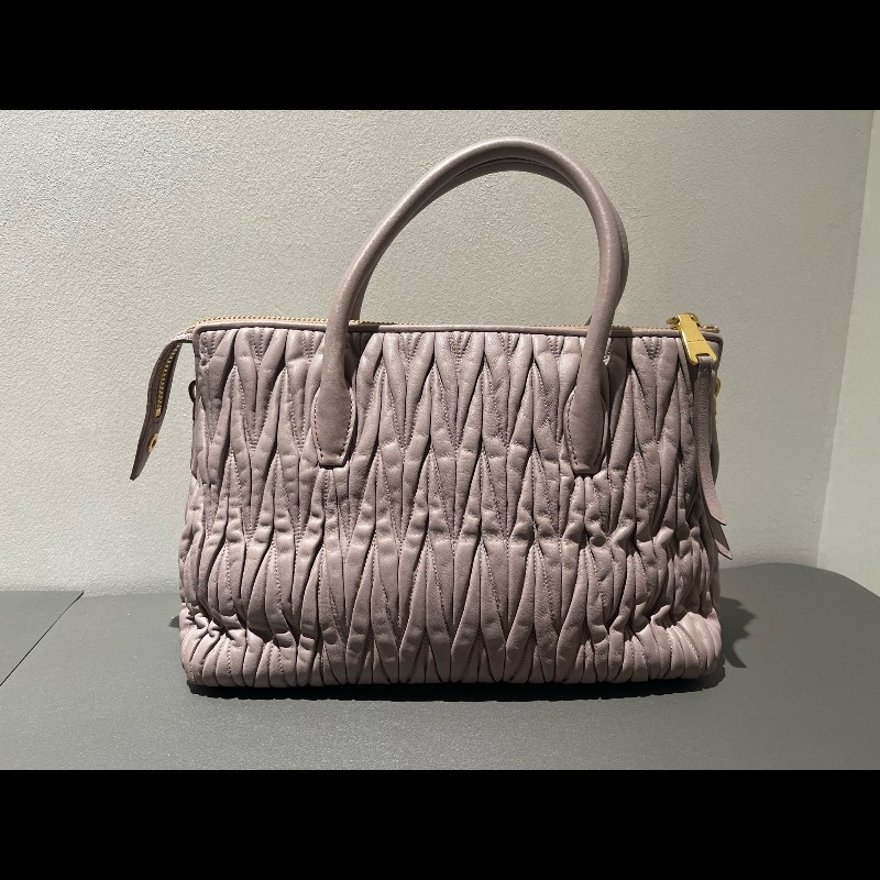 MIUMIU粉色褶皺羊皮手提包肩背包-6