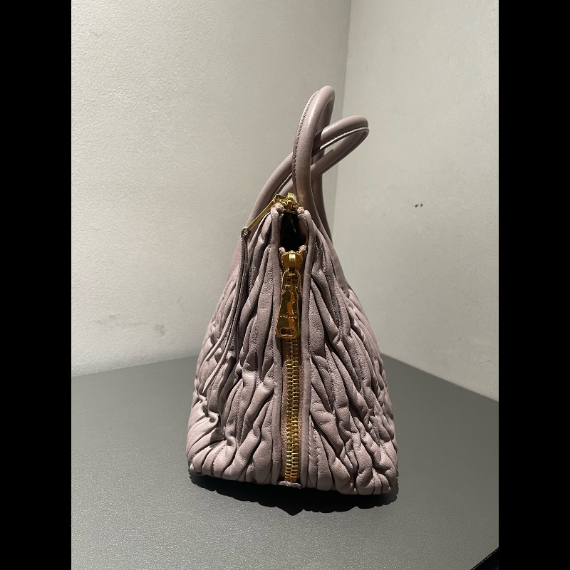 MIUMIU粉色褶皺羊皮手提包肩背包-7