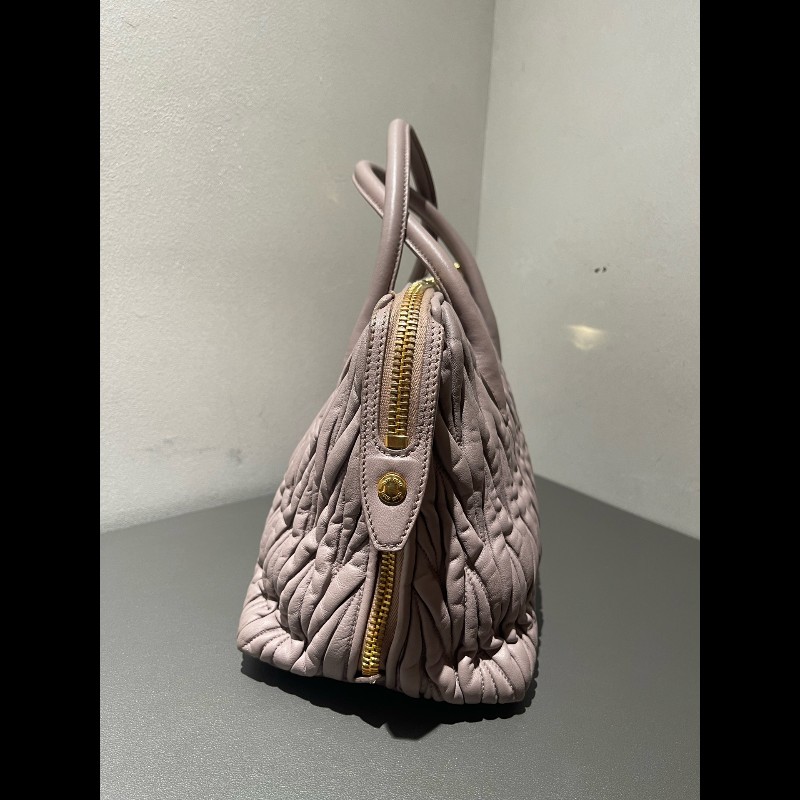 MIUMIU粉色褶皺羊皮手提包肩背包-8