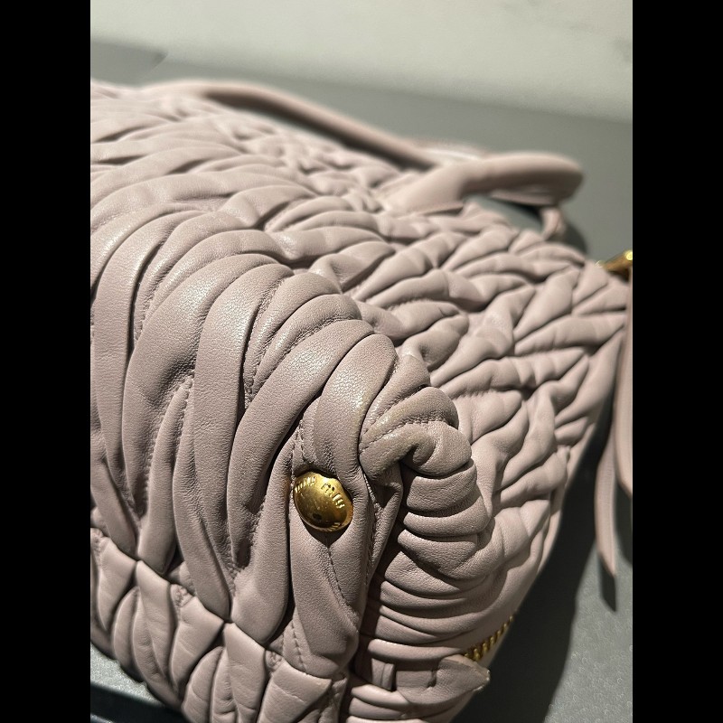 MIUMIU粉色褶皺羊皮手提包肩背包-10