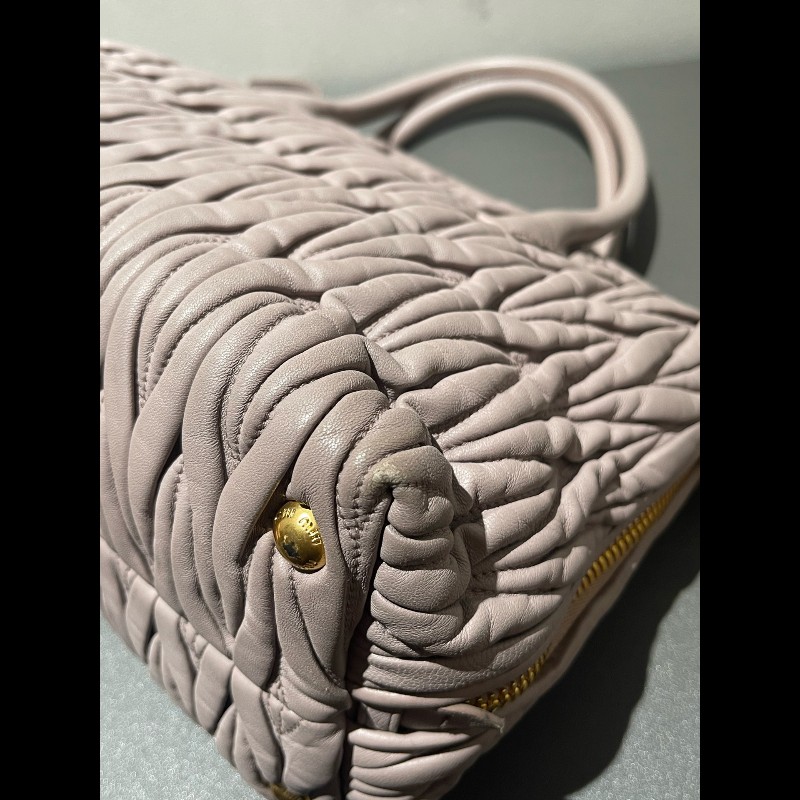 MIUMIU粉色褶皺羊皮手提包肩背包-12