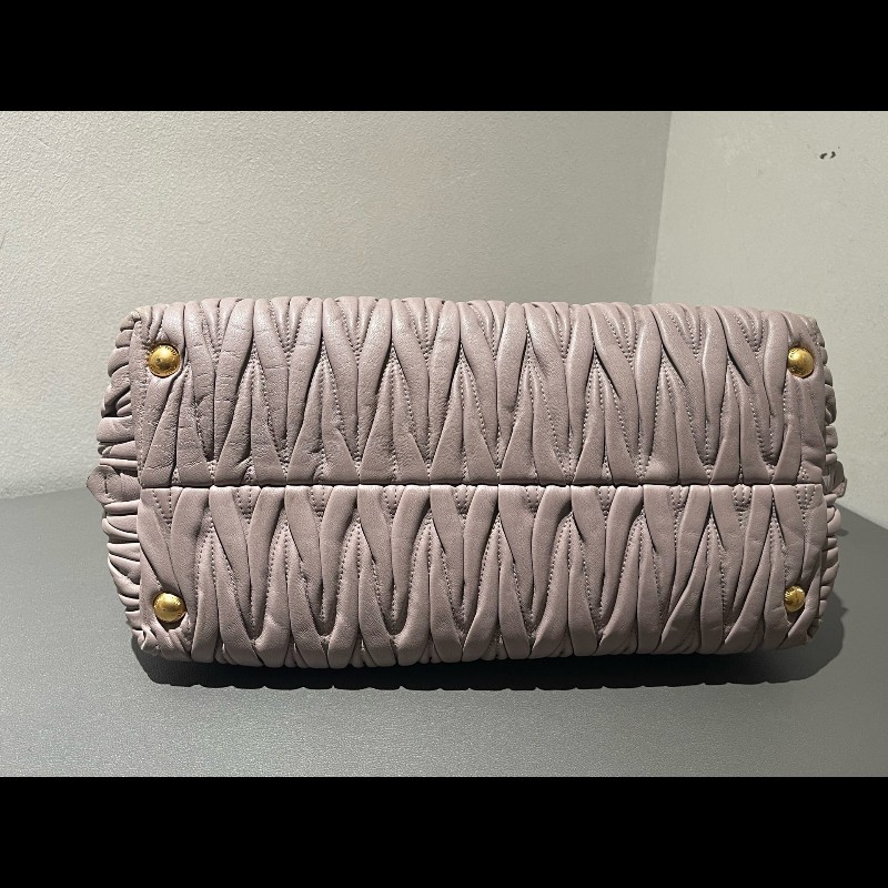 MIUMIU粉色褶皺羊皮手提包肩背包-13