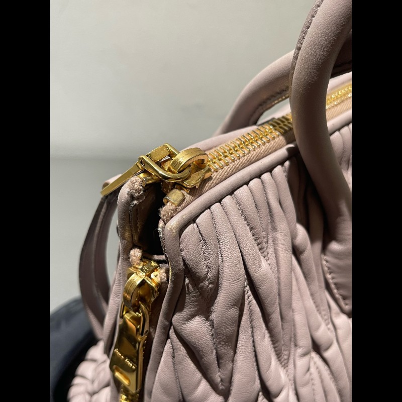 MIUMIU粉色褶皺羊皮手提包肩背包-14