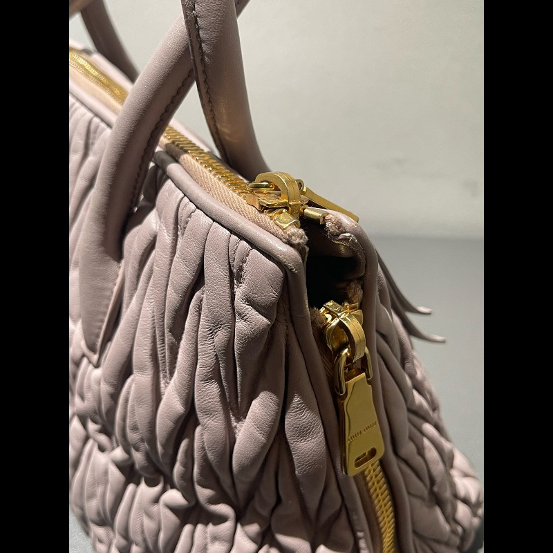 MIUMIU粉色褶皺羊皮手提包肩背包-15