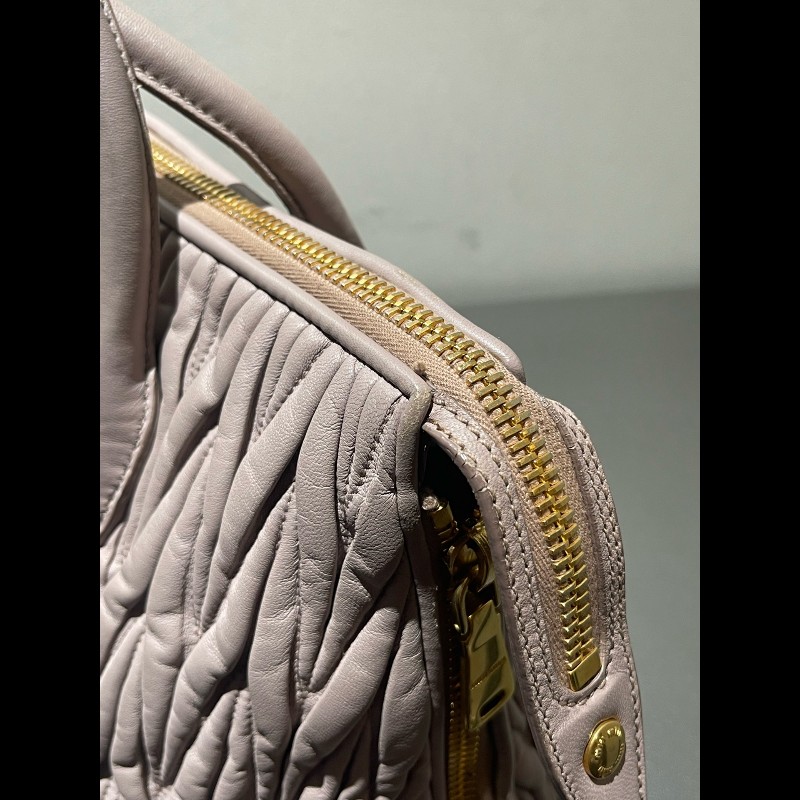 MIUMIU粉色褶皺羊皮手提包肩背包-16