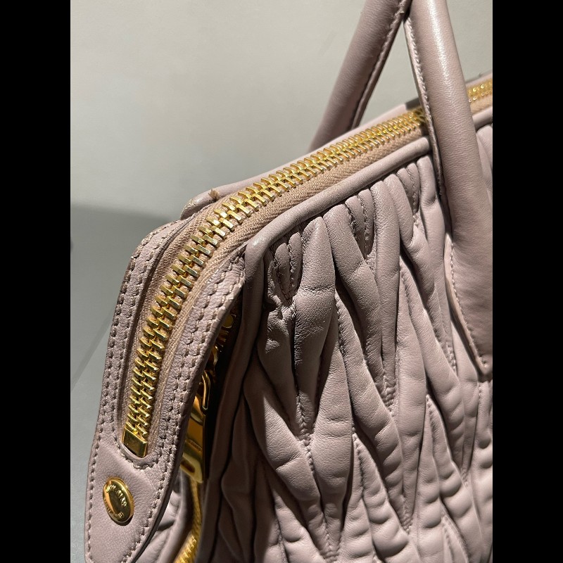 MIUMIU粉色褶皺羊皮手提包肩背包-17