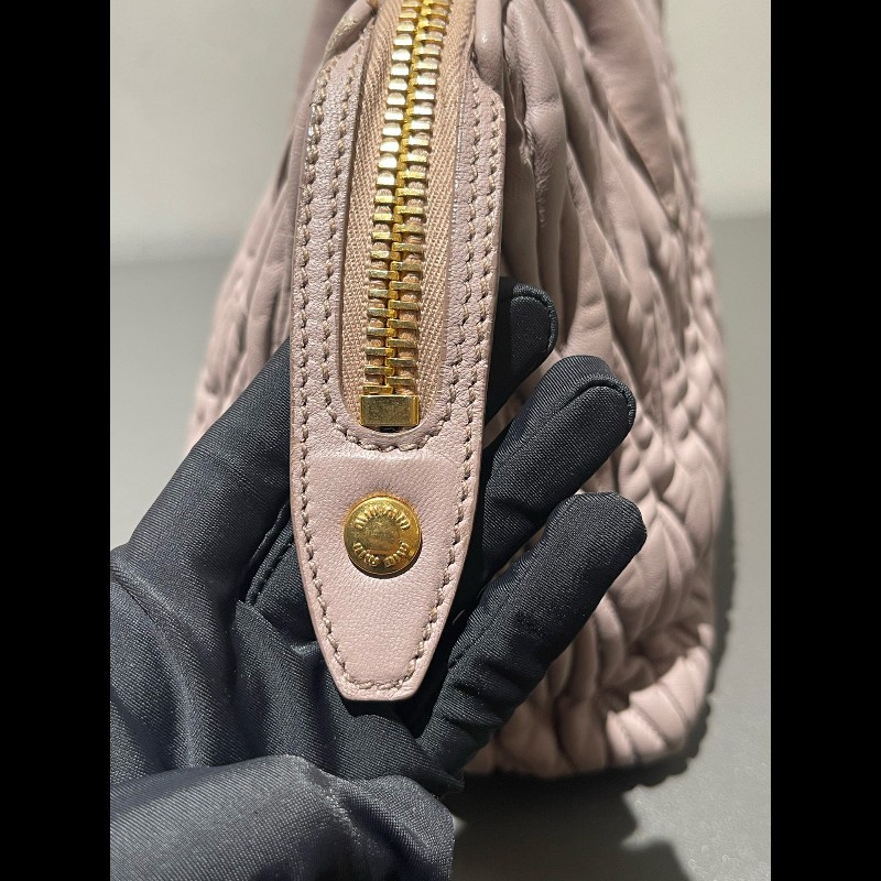 MIUMIU粉色褶皺羊皮手提包肩背包-19