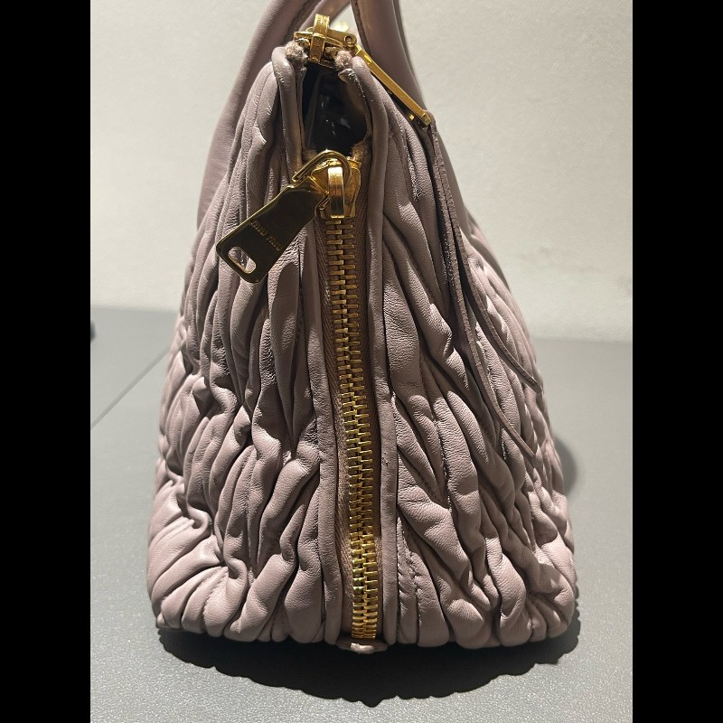 MIUMIU粉色褶皺羊皮手提包肩背包-20