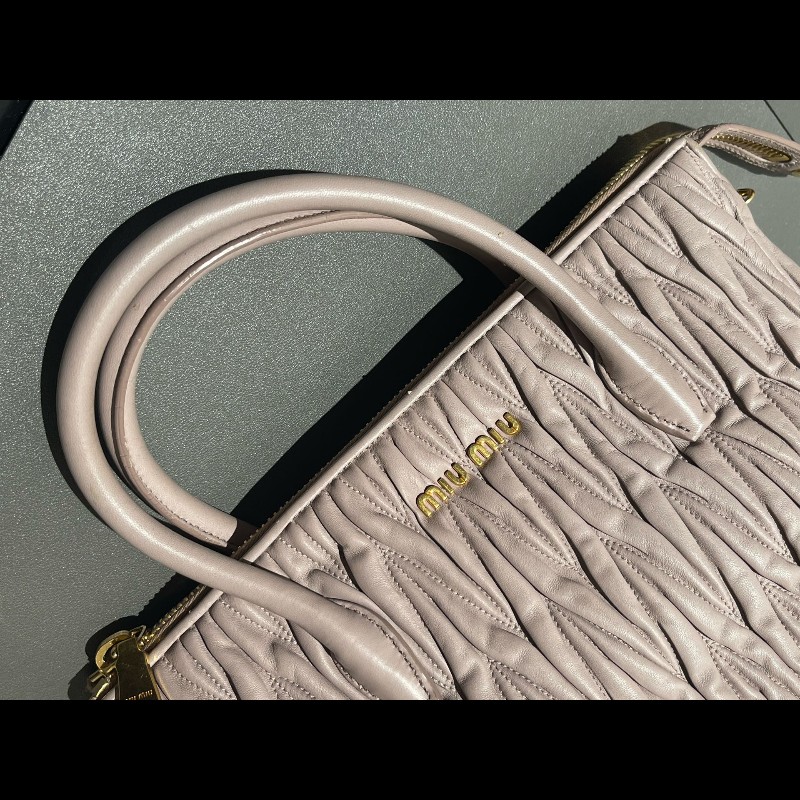 MIUMIU粉色褶皺羊皮手提包肩背包-21