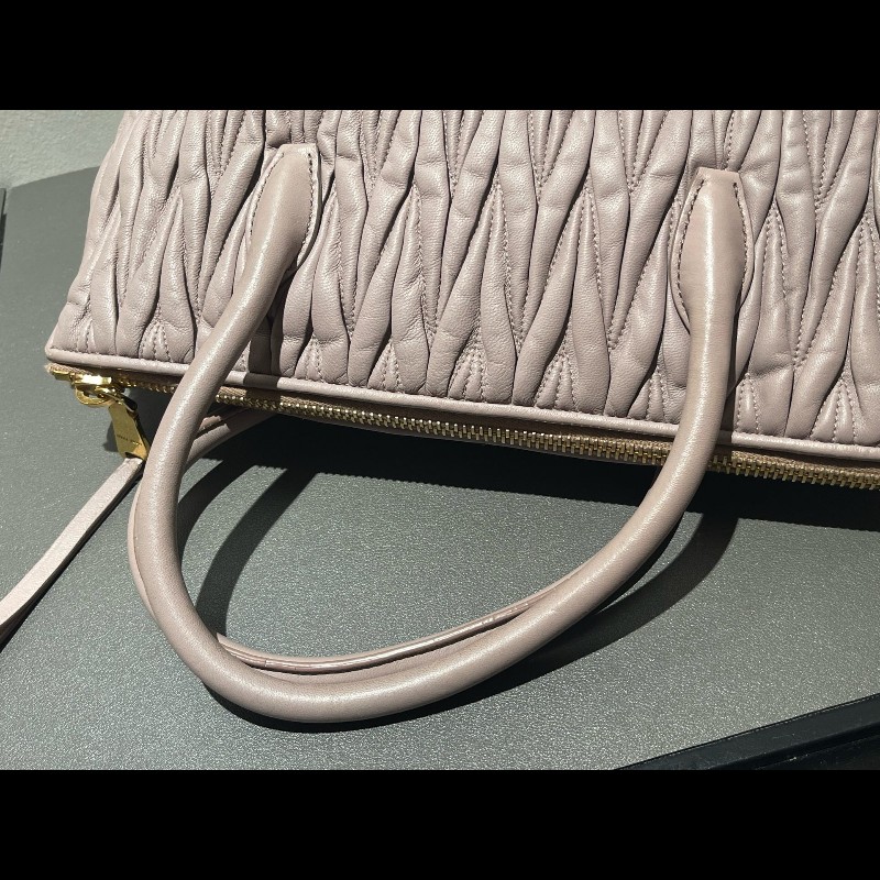 MIUMIU粉色褶皺羊皮手提包肩背包-22