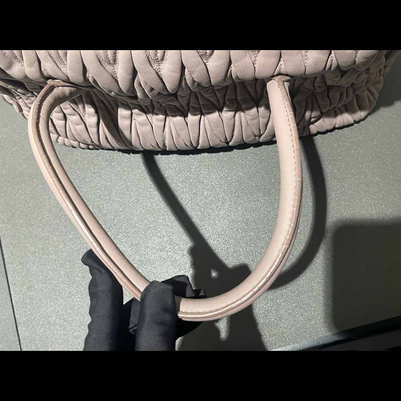 MIUMIU粉色褶皺羊皮手提包肩背包-23