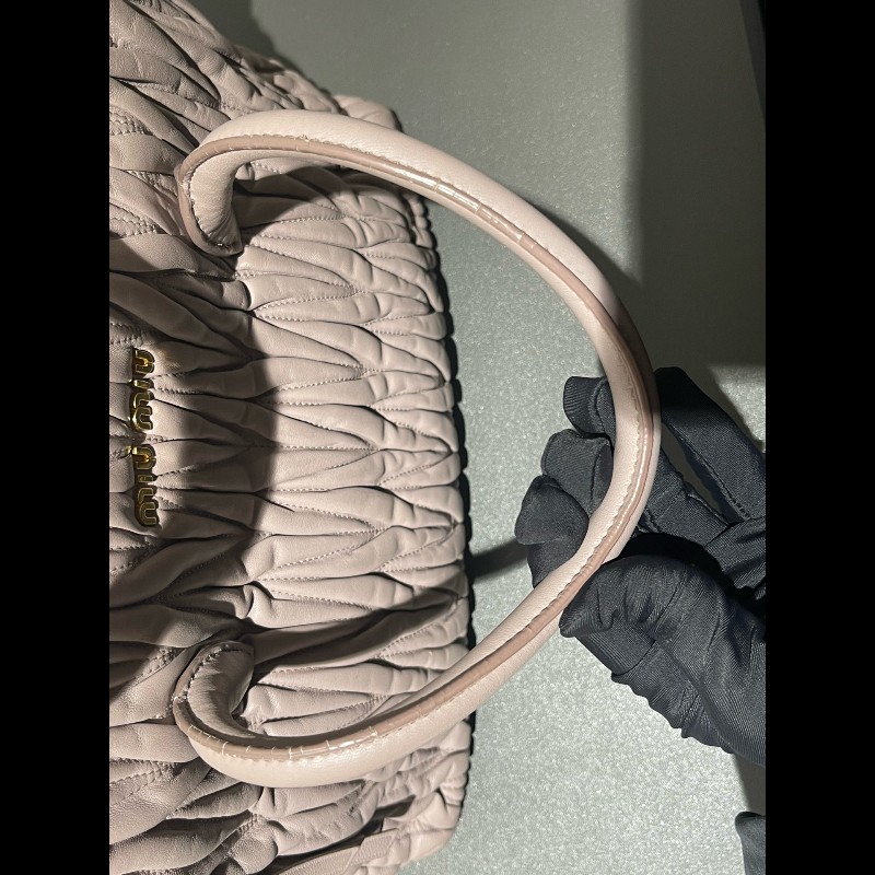 MIUMIU粉色褶皺羊皮手提包肩背包-24