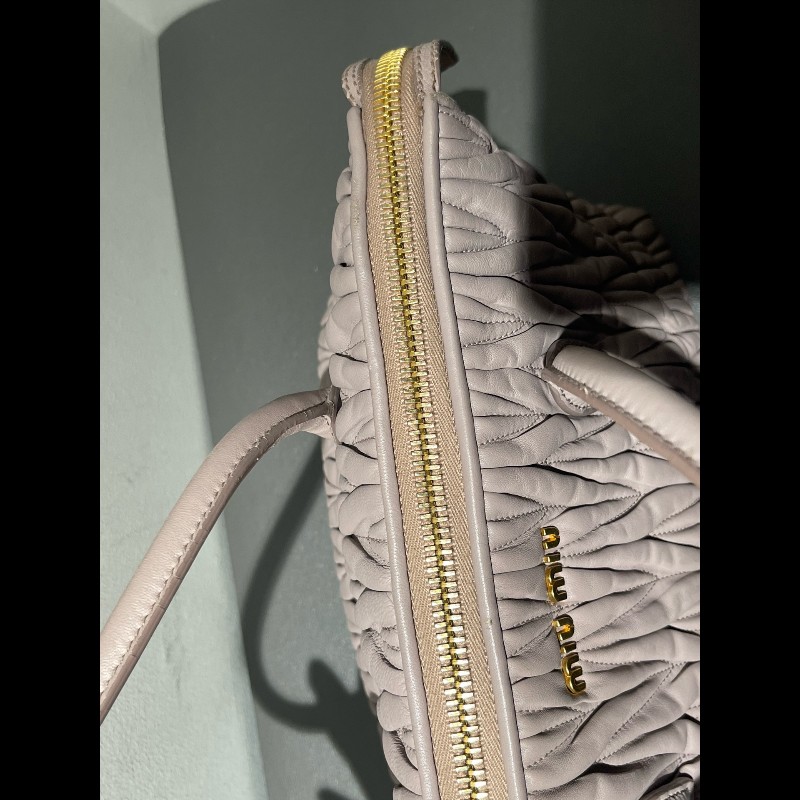 MIUMIU粉色褶皺羊皮手提包肩背包-26