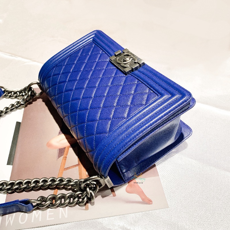 CHANEL 香奈兒 A67086 海軍藍 羊皮 菱格紋 復古銀釦 BOY 25公分 鍊包 口蓋包 Boy包-3