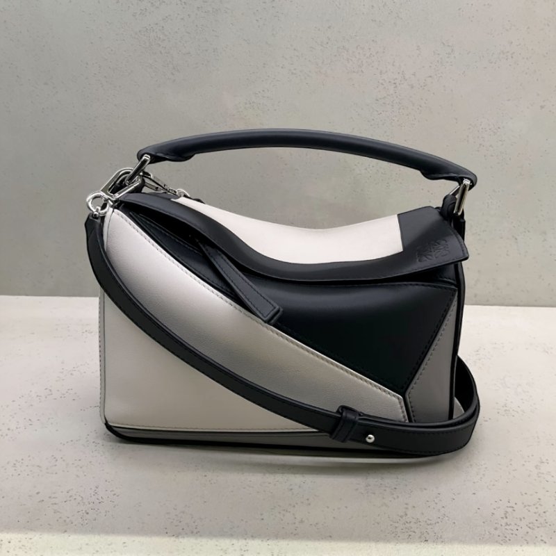 🎉新品好折扣✨Loewe Nappa 小牛皮小款 拚色Puzzle 包 魅影白/灰色/黑色-6