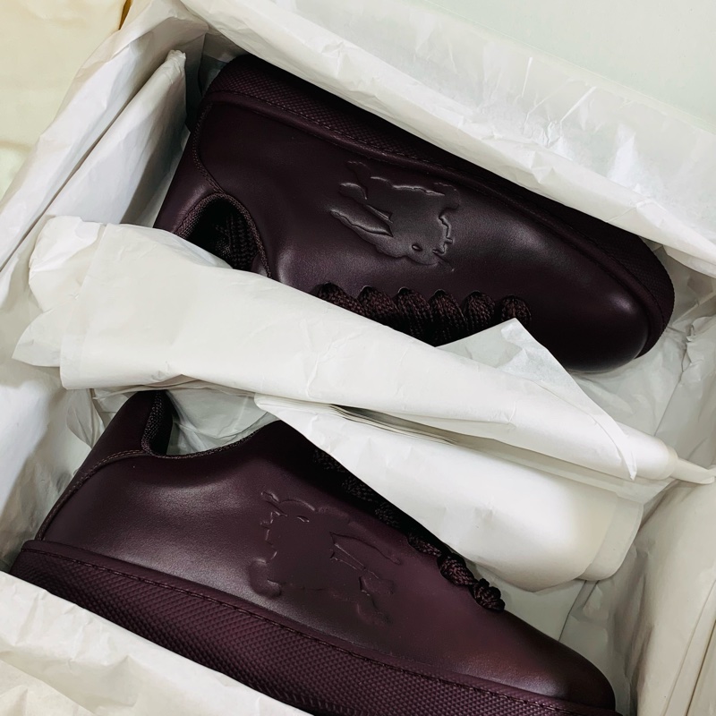 🎁全新未試穿 2024新款盒裝 Burberry 巴寶莉 酒紅戰馬休閒鞋 (原價27500)-1