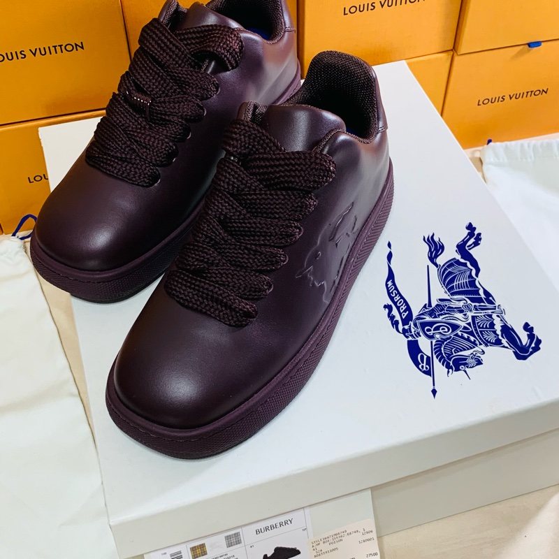 🎁全新未試穿 2024新款盒裝 Burberry 巴寶莉 酒紅戰馬休閒鞋 (原價27500)-3