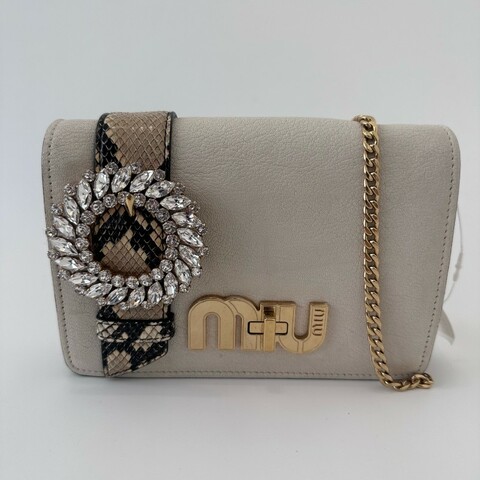 MiuMiu/繆繆MiuLady系列太陽花白色牛皮拼蛇皮水鑽鏈條斜挎包底長20。