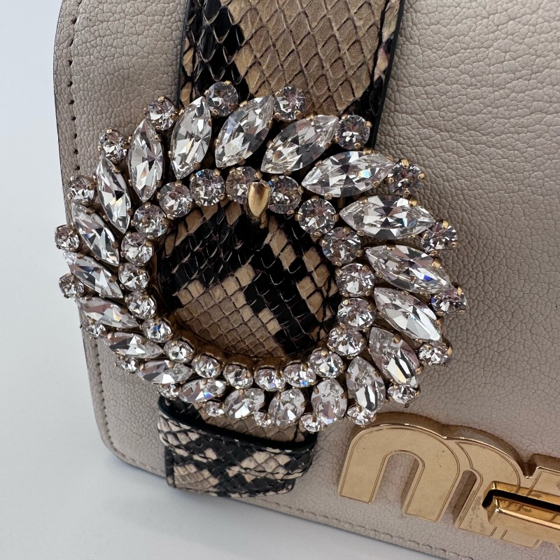 MiuMiu/繆繆MiuLady系列太陽花白色牛皮拼蛇皮水鑽鏈條斜挎包底長20。-9