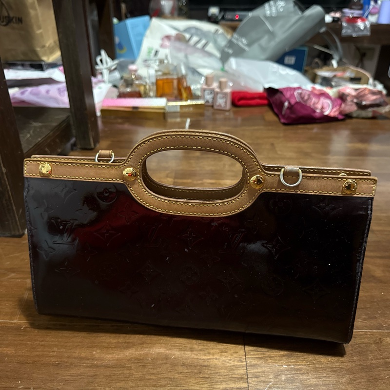 LV紅色漆皮手拿包-1