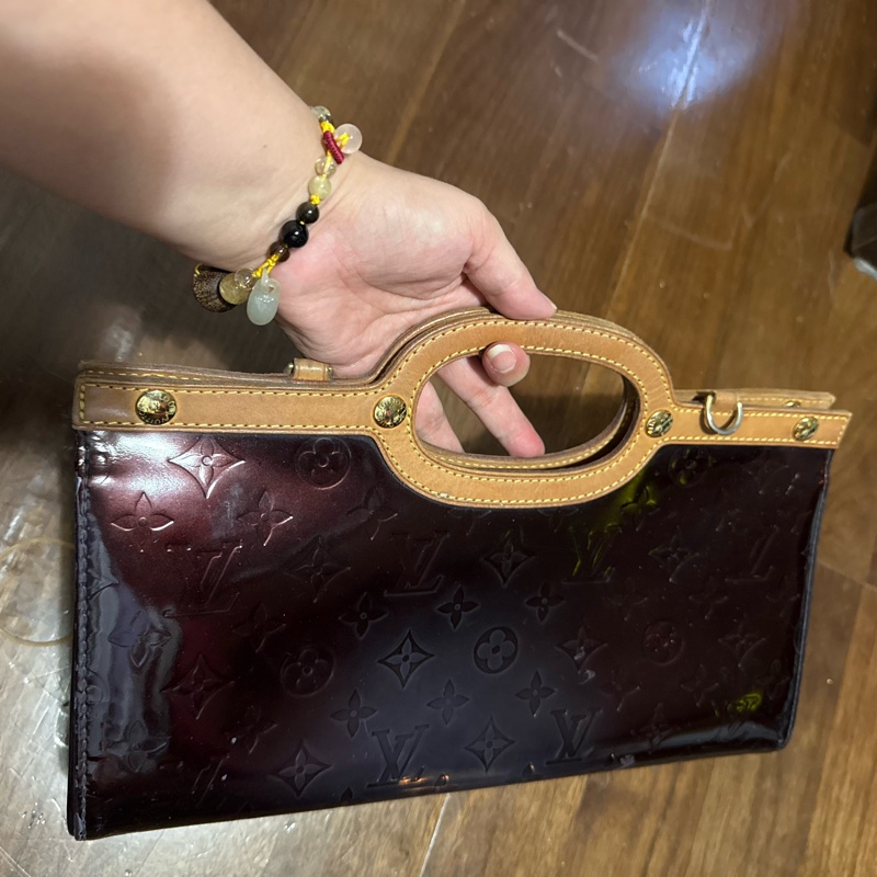 LV紅色漆皮手拿包-3