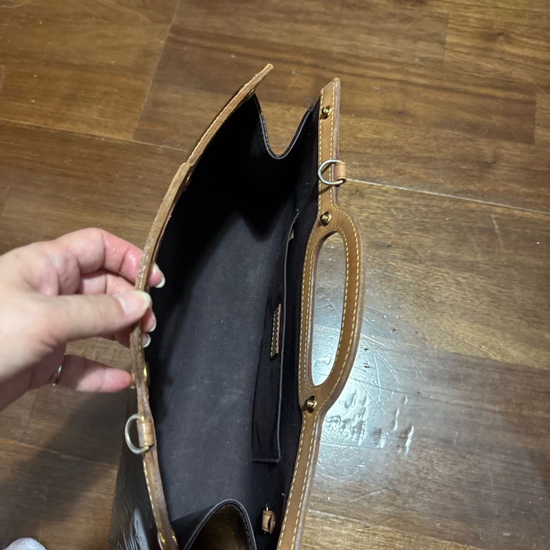 LV紅色漆皮手拿包-10