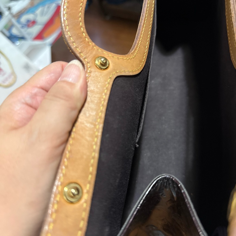 LV紅色漆皮手拿包-16