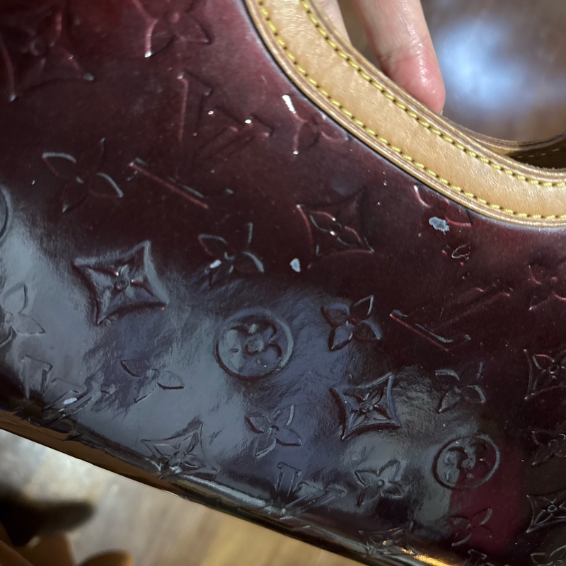 LV紅色漆皮手拿包-21